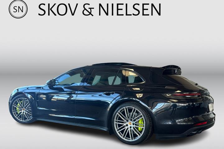 Sort Porsche Panamera 4 fra 2019