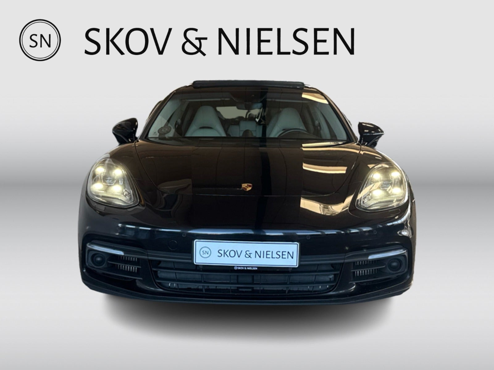 Sort Porsche Panamera 4 fra 2019