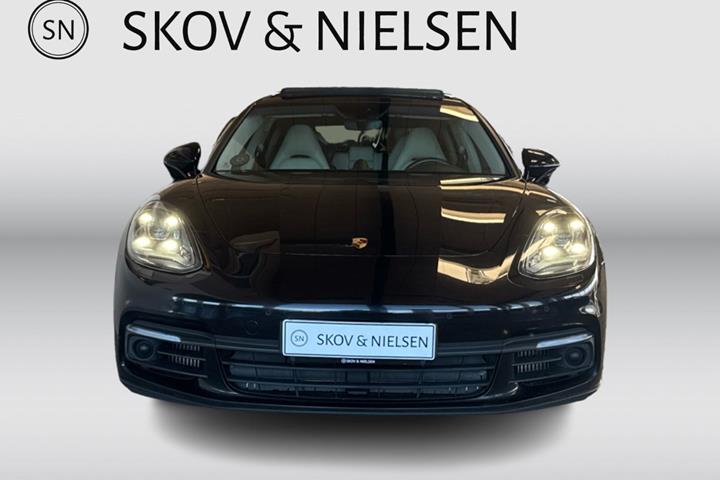 Sort Porsche Panamera 4 fra 2019