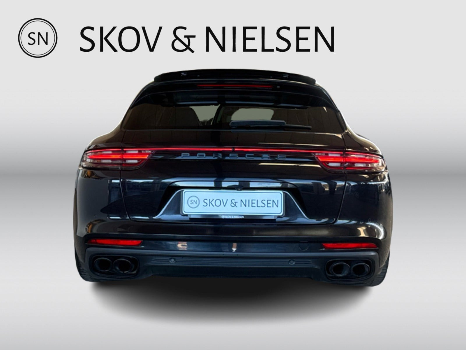 Sort Porsche Panamera 4 fra 2019