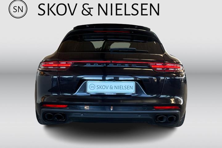 Sort Porsche Panamera 4 fra 2019