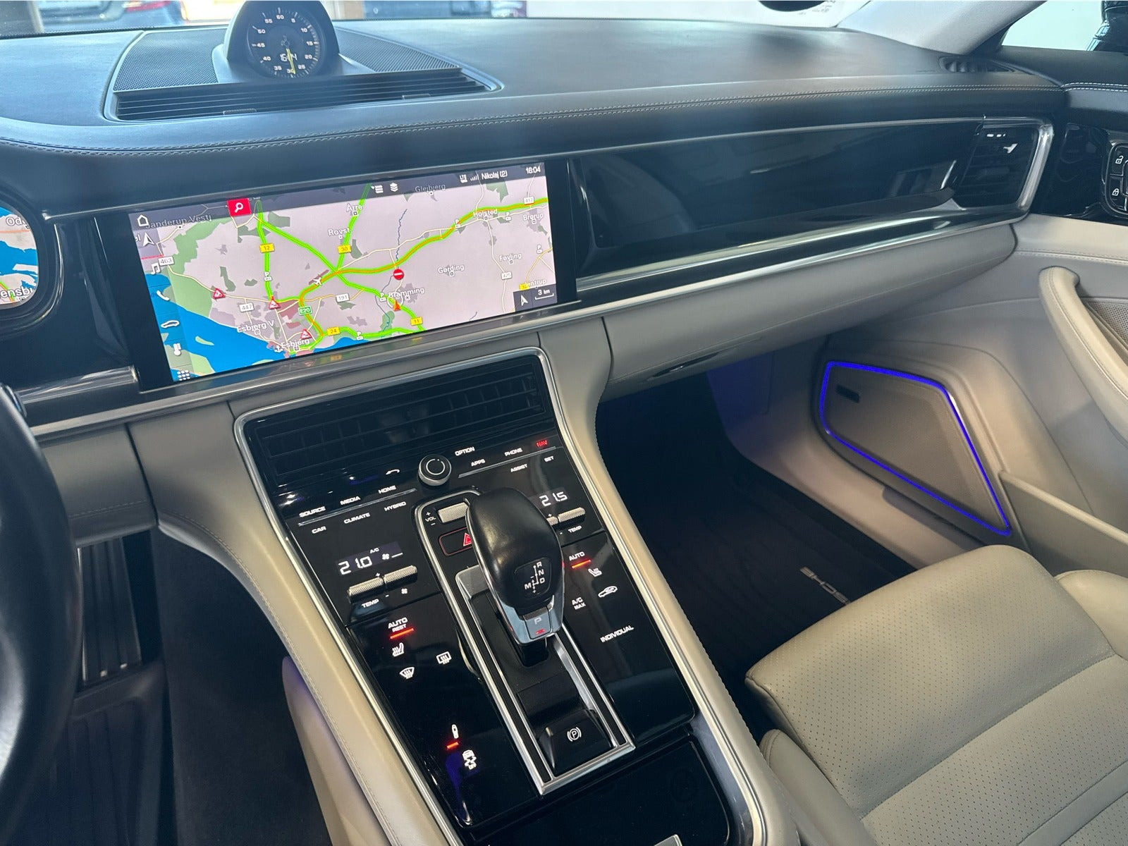 Sort Porsche Panamera 4 fra 2019
