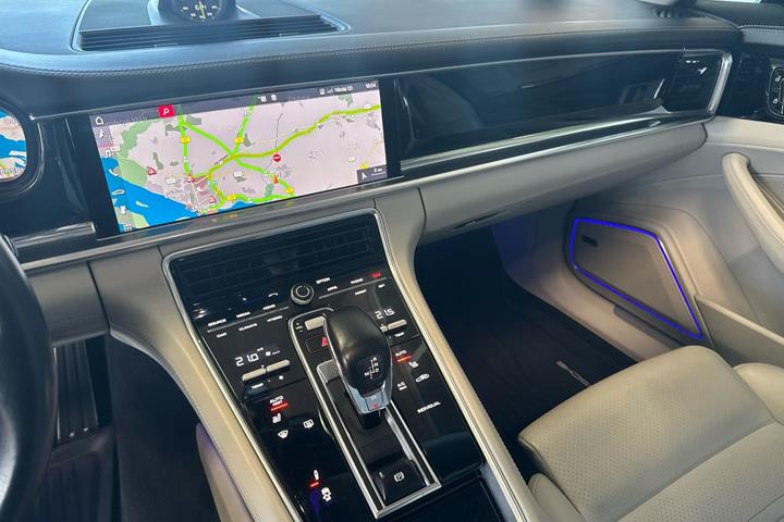 Sort Porsche Panamera 4 fra 2019