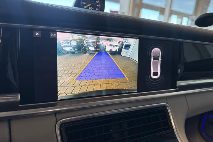 Sort Porsche Panamera 4 fra 2019
