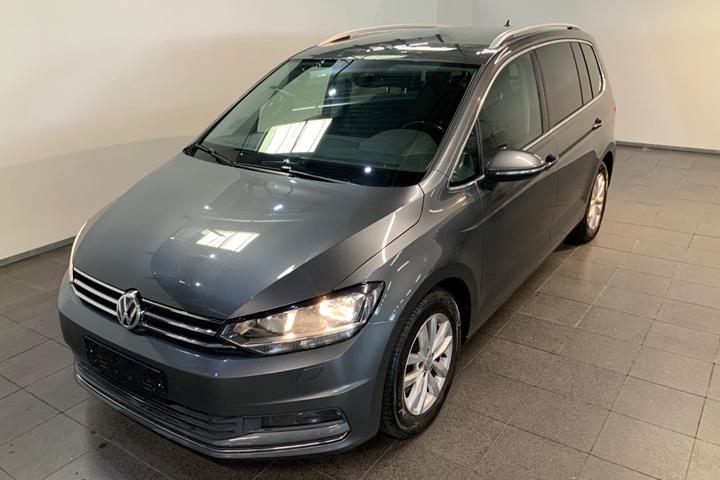 Grå VW Touran fra 2018