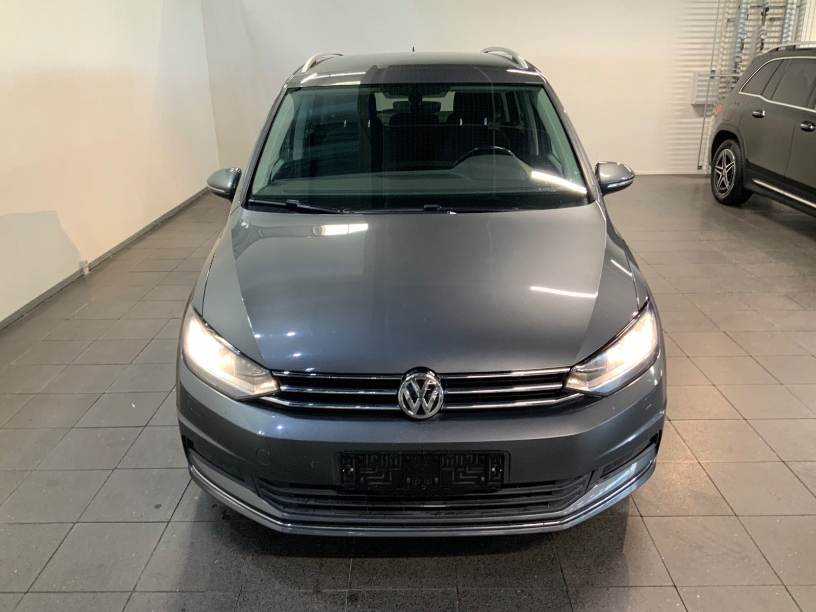 Grå VW Touran fra 2018