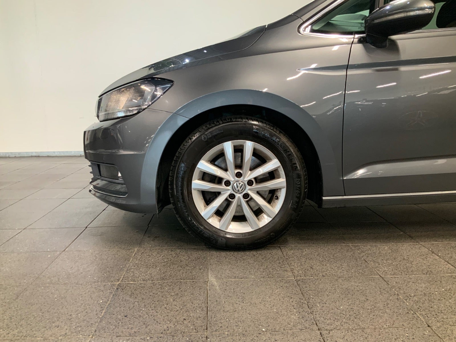 Grå VW Touran fra 2018