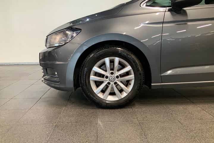 Grå VW Touran fra 2018