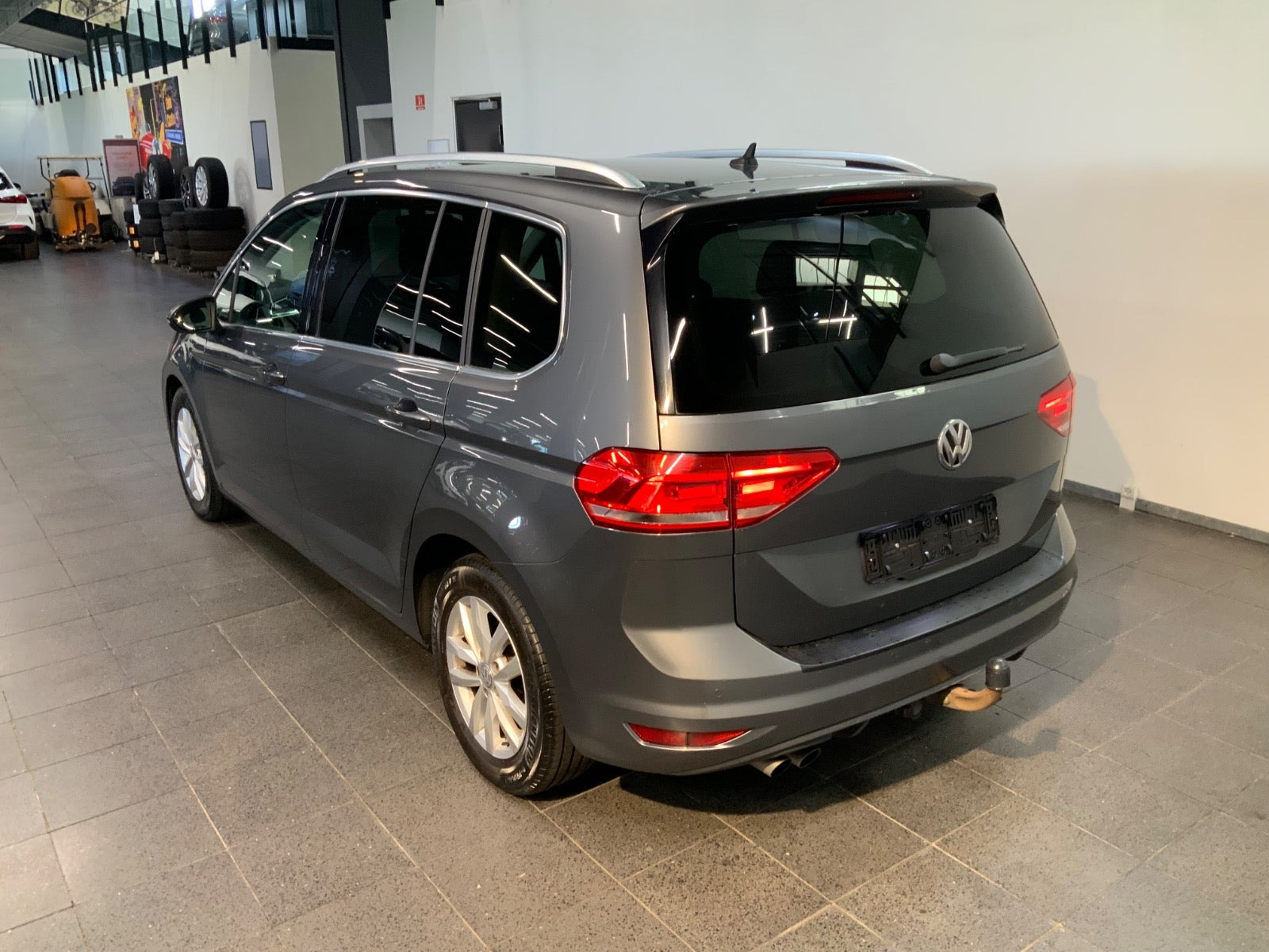 Grå VW Touran fra 2018