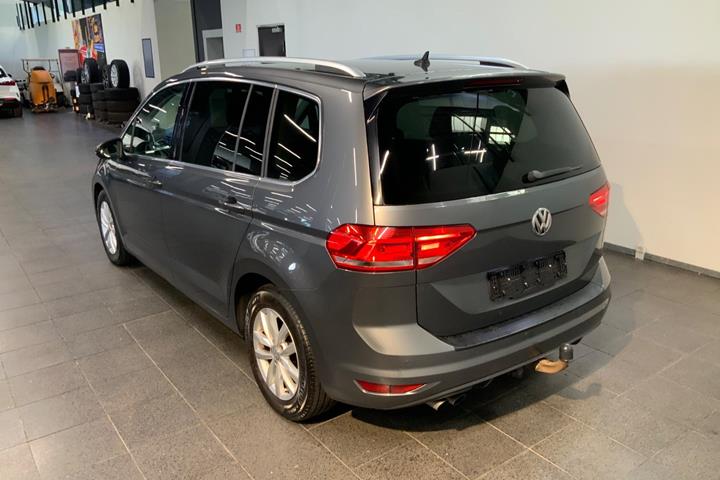Grå VW Touran fra 2018