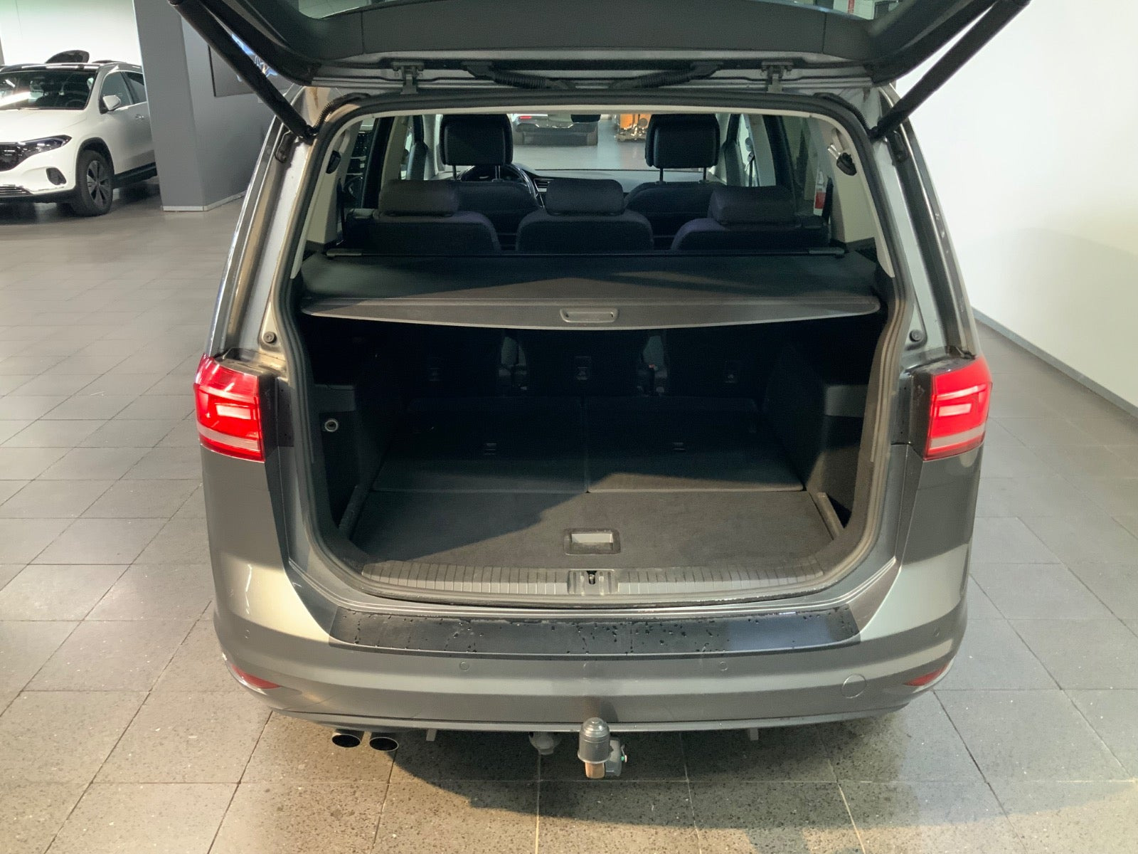 Grå VW Touran fra 2018