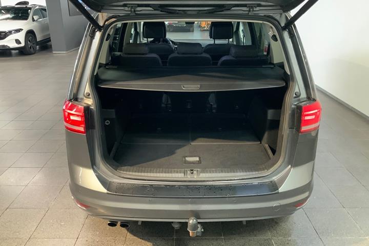 Grå VW Touran fra 2018