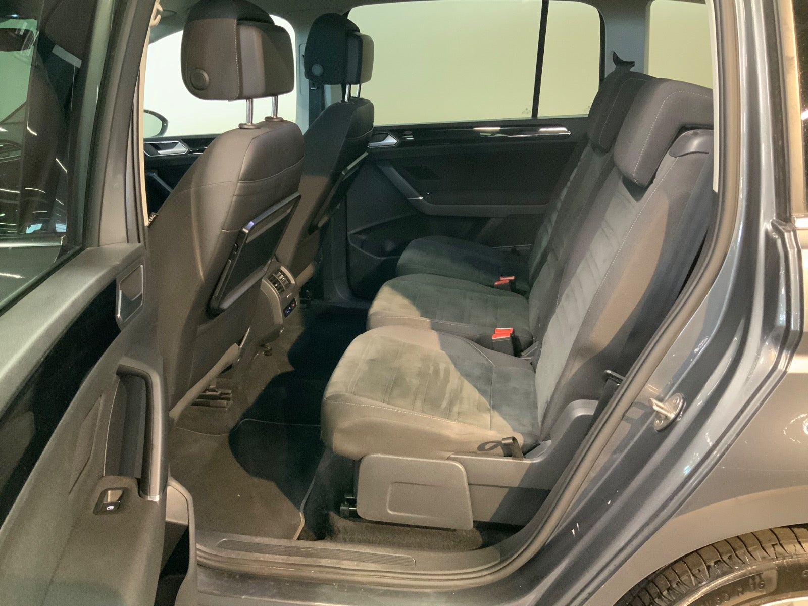 Grå VW Touran fra 2018