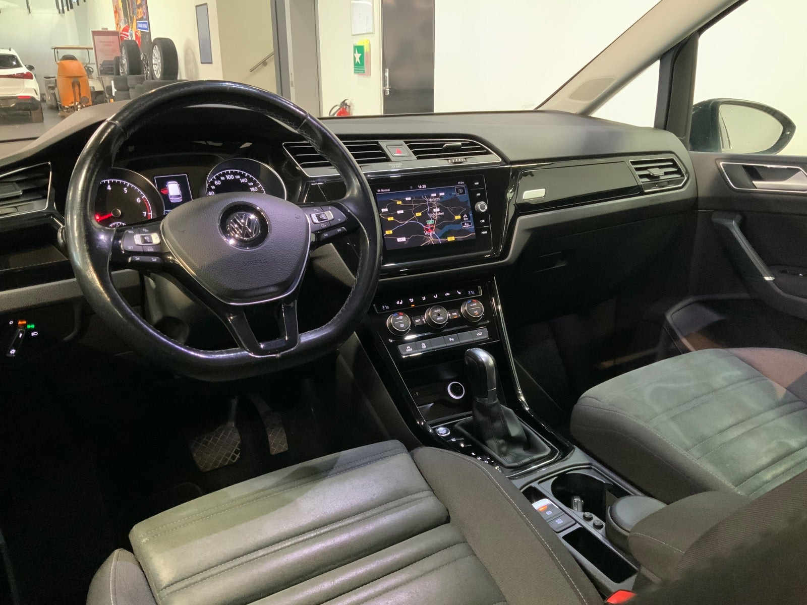 Grå VW Touran fra 2018