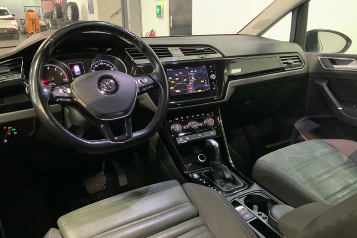 Grå VW Touran fra 2018