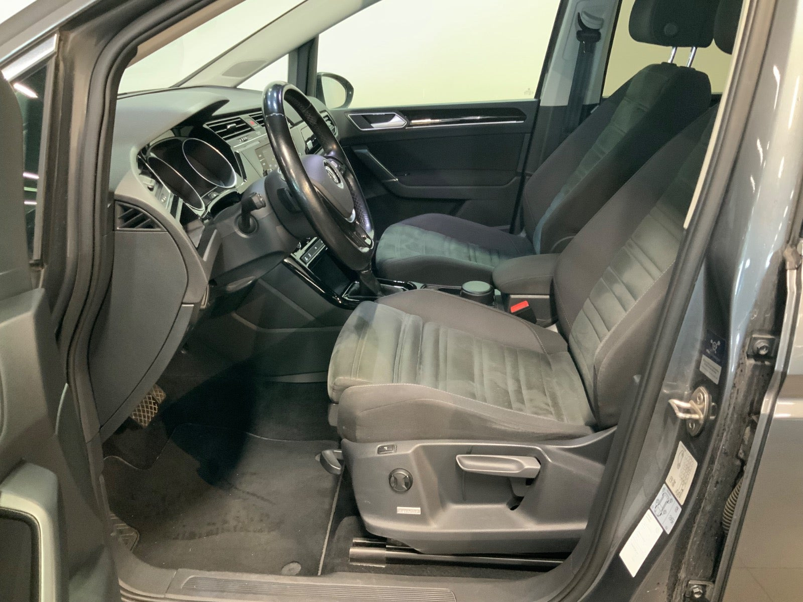 Grå VW Touran fra 2018