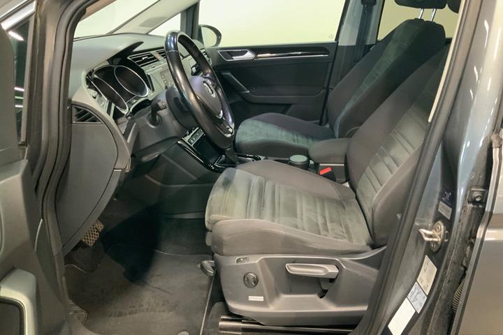 Grå VW Touran fra 2018