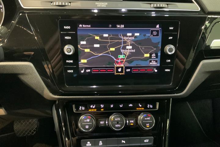 Grå VW Touran fra 2018