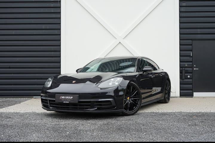 Sort Porsche Panamera 4 fra 2017