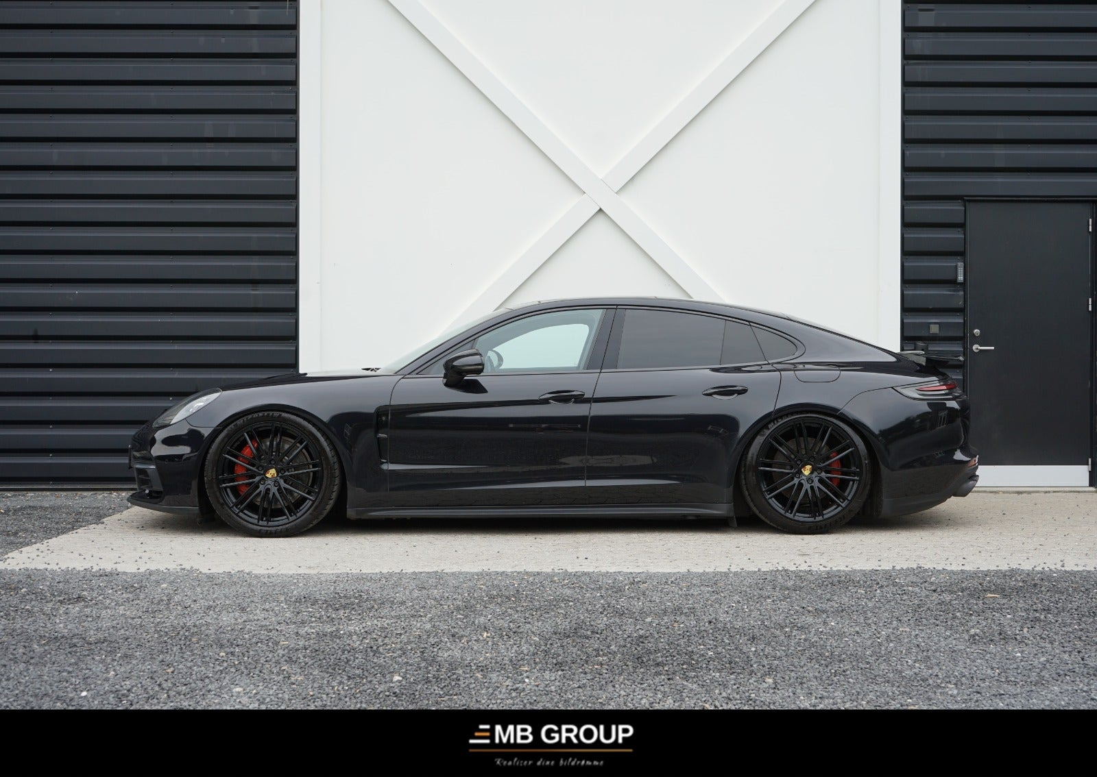 Sort Porsche Panamera 4 fra 2017