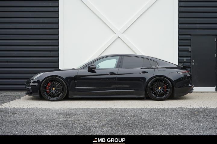 Sort Porsche Panamera 4 fra 2017