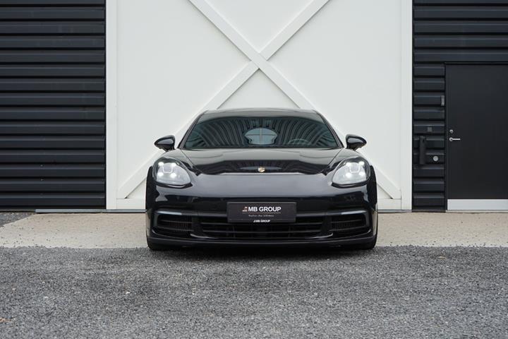 Sort Porsche Panamera 4 fra 2017