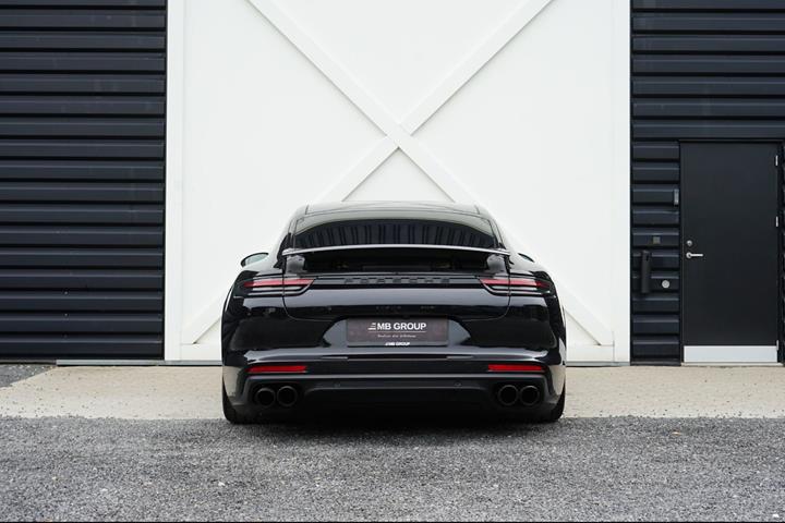 Sort Porsche Panamera 4 fra 2017