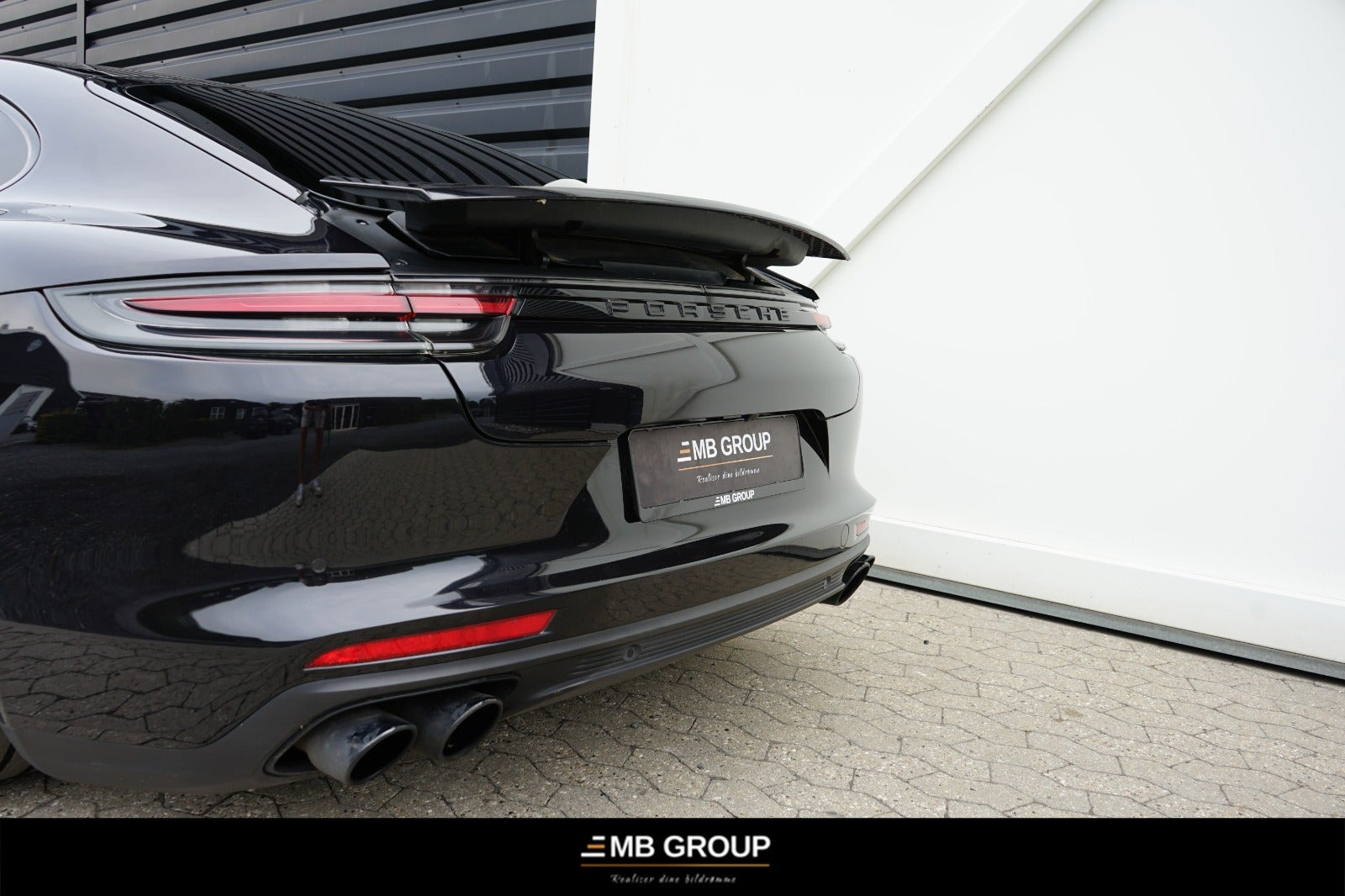 Sort Porsche Panamera 4 fra 2017