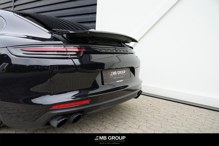 Sort Porsche Panamera 4 fra 2017