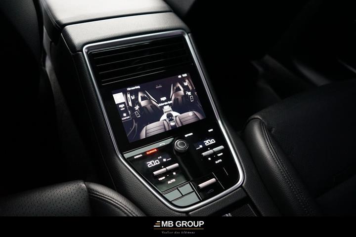 Sort Porsche Panamera 4 fra 2017