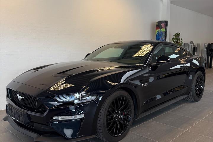 Blå Ford Mustang fra 2021