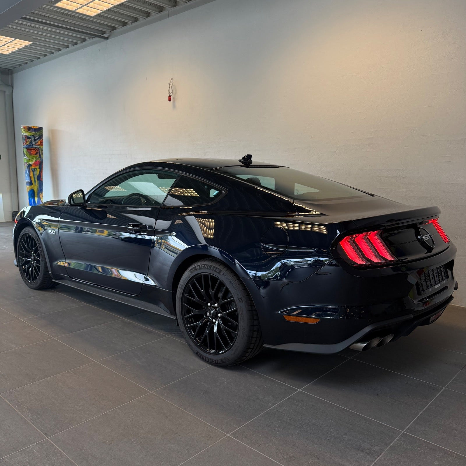 Blå Ford Mustang fra 2021