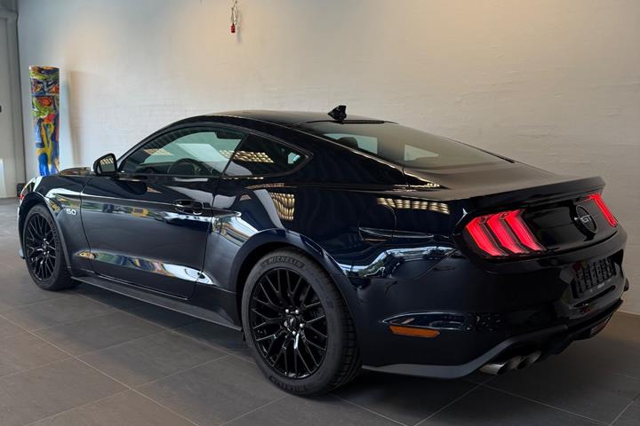 Blå Ford Mustang fra 2021