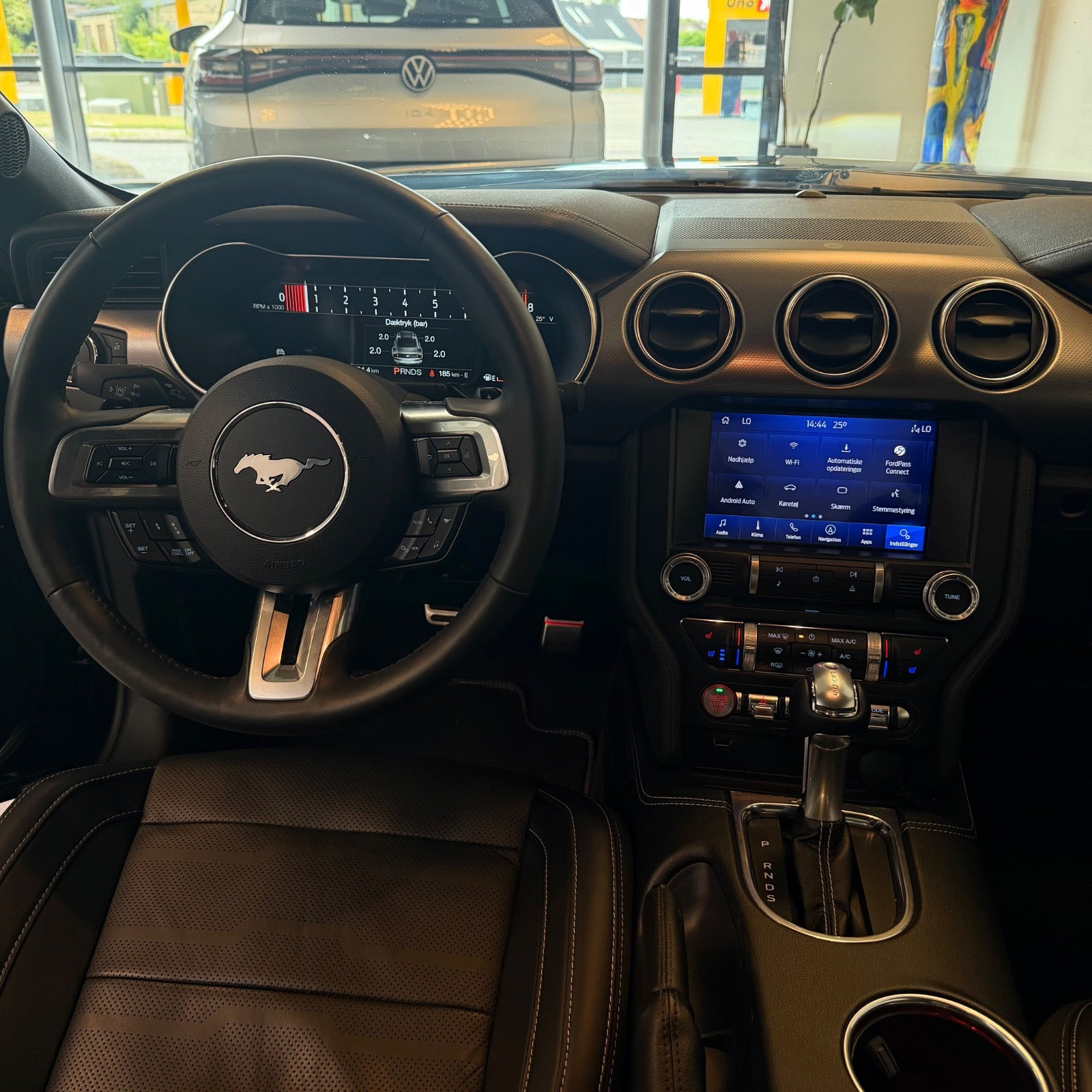 Blå Ford Mustang fra 2021