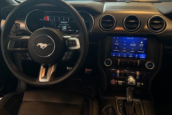Blå Ford Mustang fra 2021