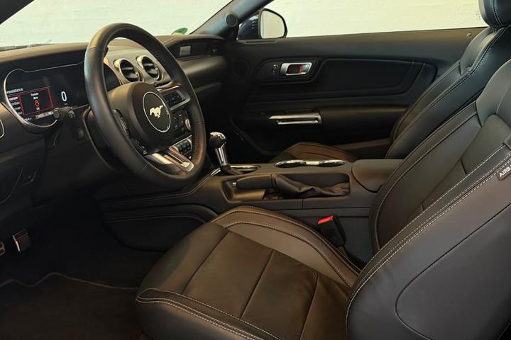 Blå Ford Mustang fra 2021