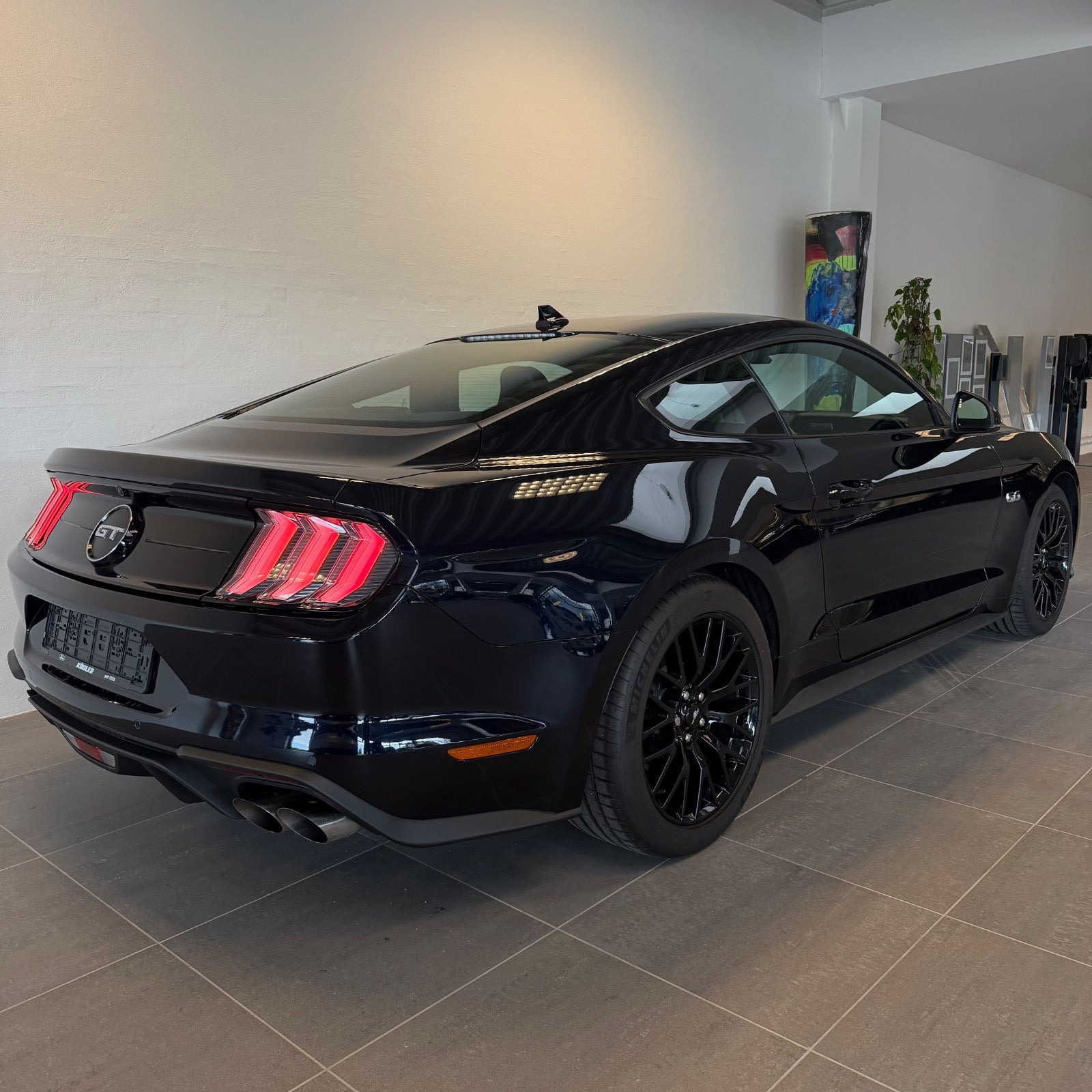 Blå Ford Mustang fra 2021
