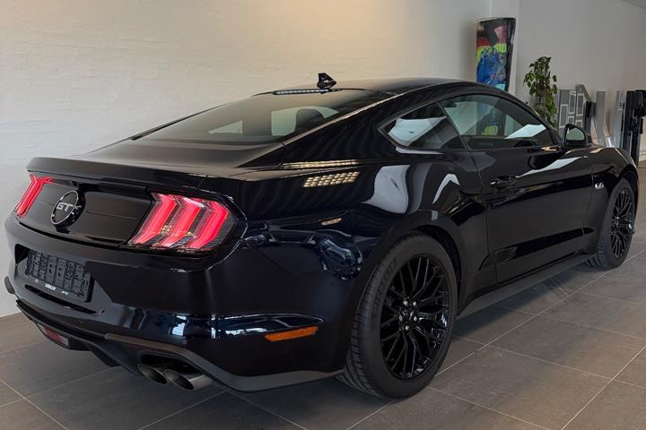 Blå Ford Mustang fra 2021