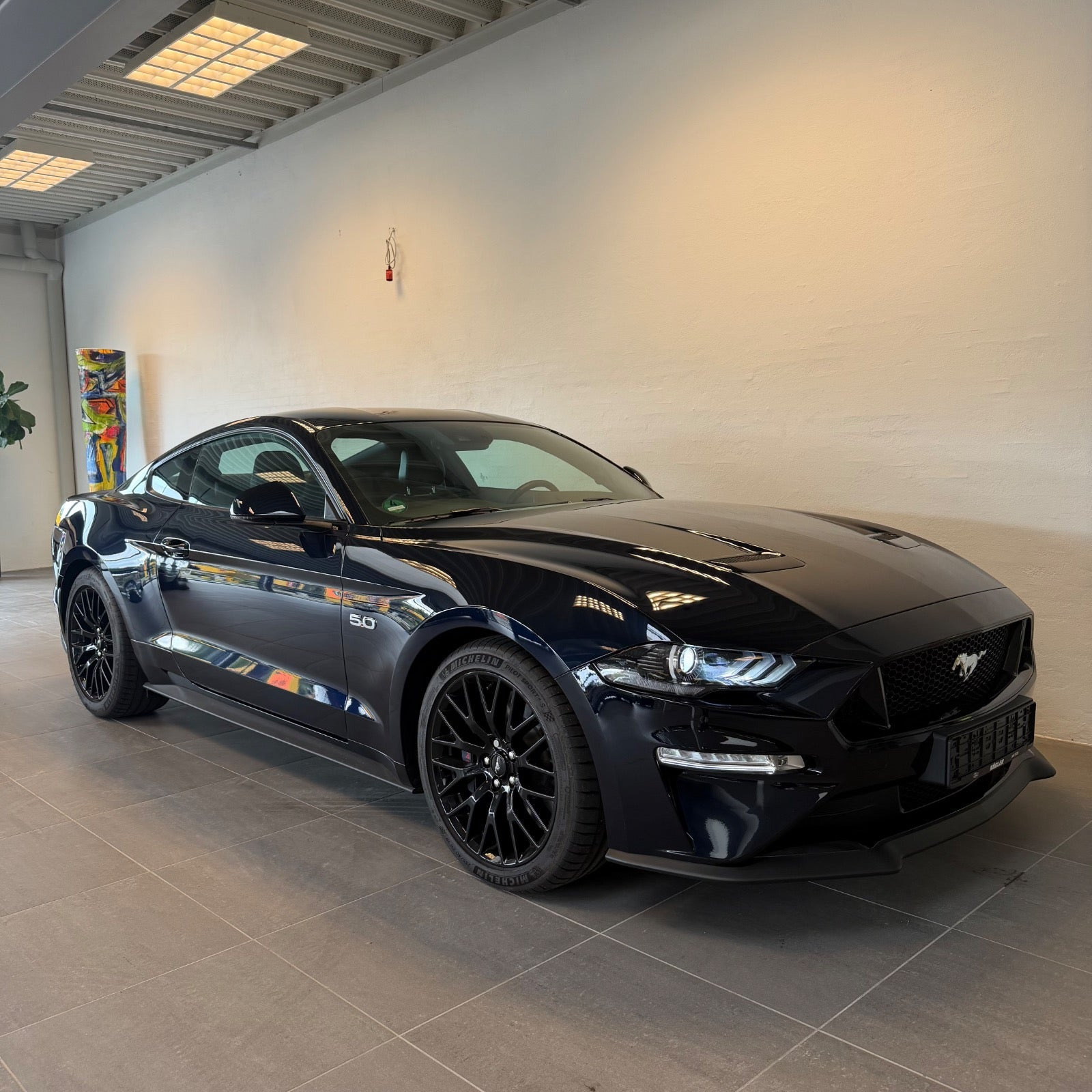 Blå Ford Mustang fra 2021