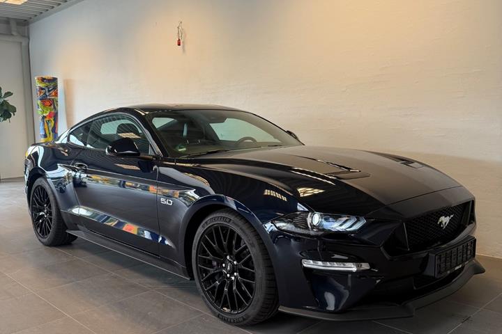 Blå Ford Mustang fra 2021