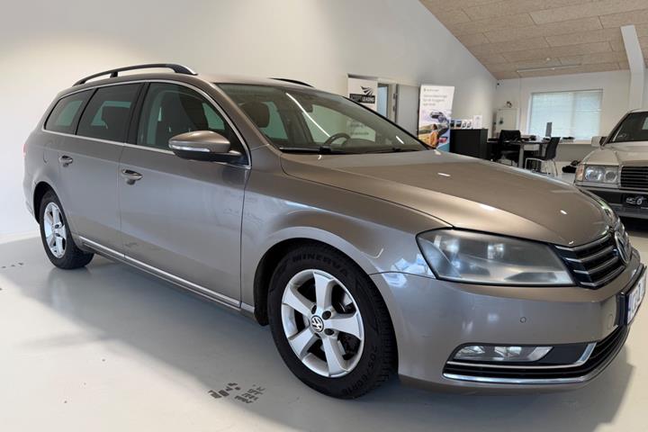 Grå VW Passat fra 2011