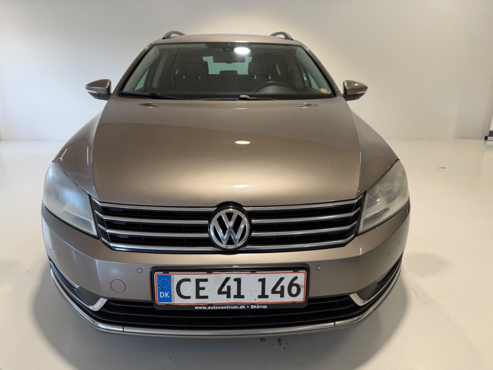 Grå VW Passat fra 2011