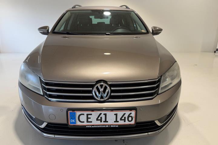 Grå VW Passat fra 2011
