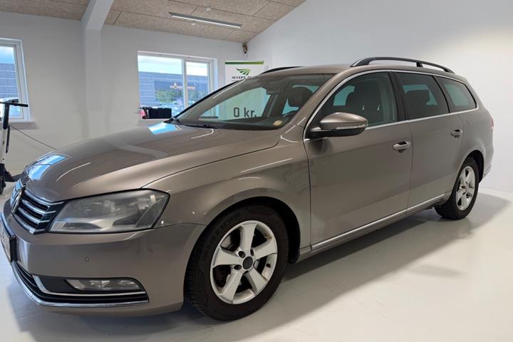 Grå VW Passat fra 2011