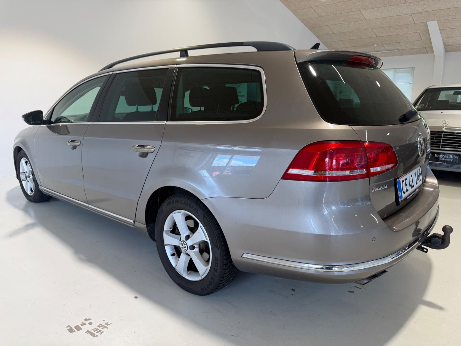 Grå VW Passat fra 2011