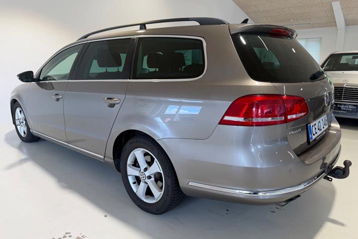 Grå VW Passat fra 2011