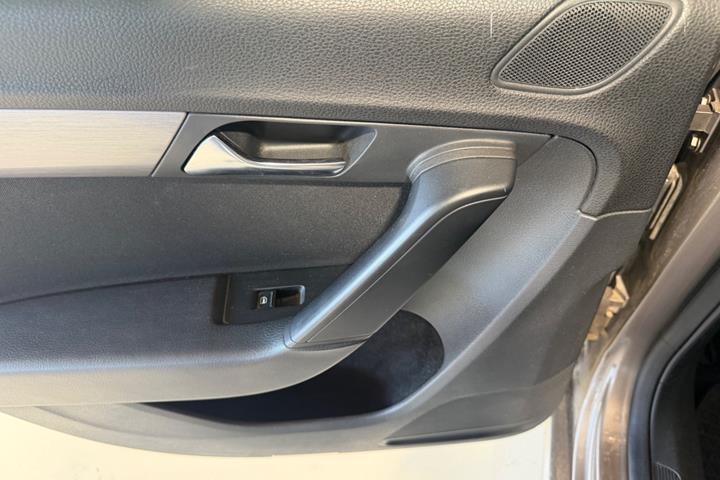 Grå VW Passat fra 2011