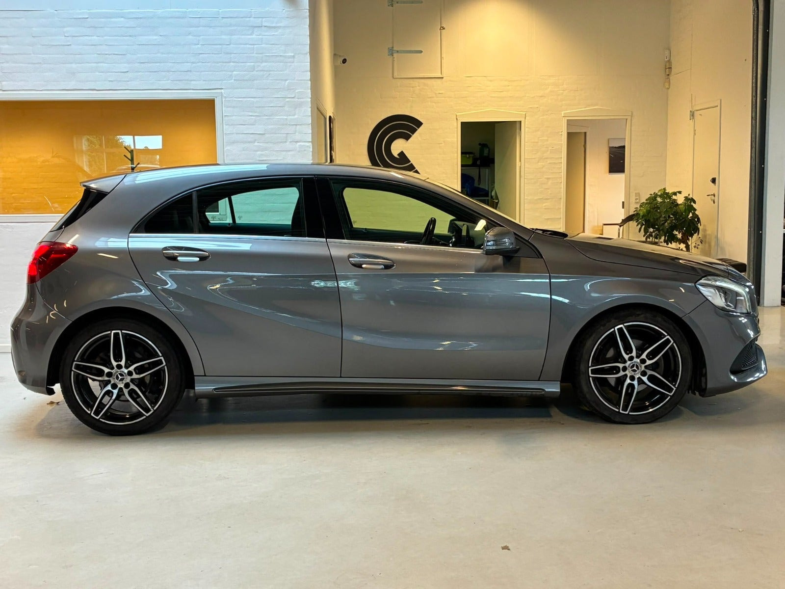 Sølv Mercedes A180 fra 2017