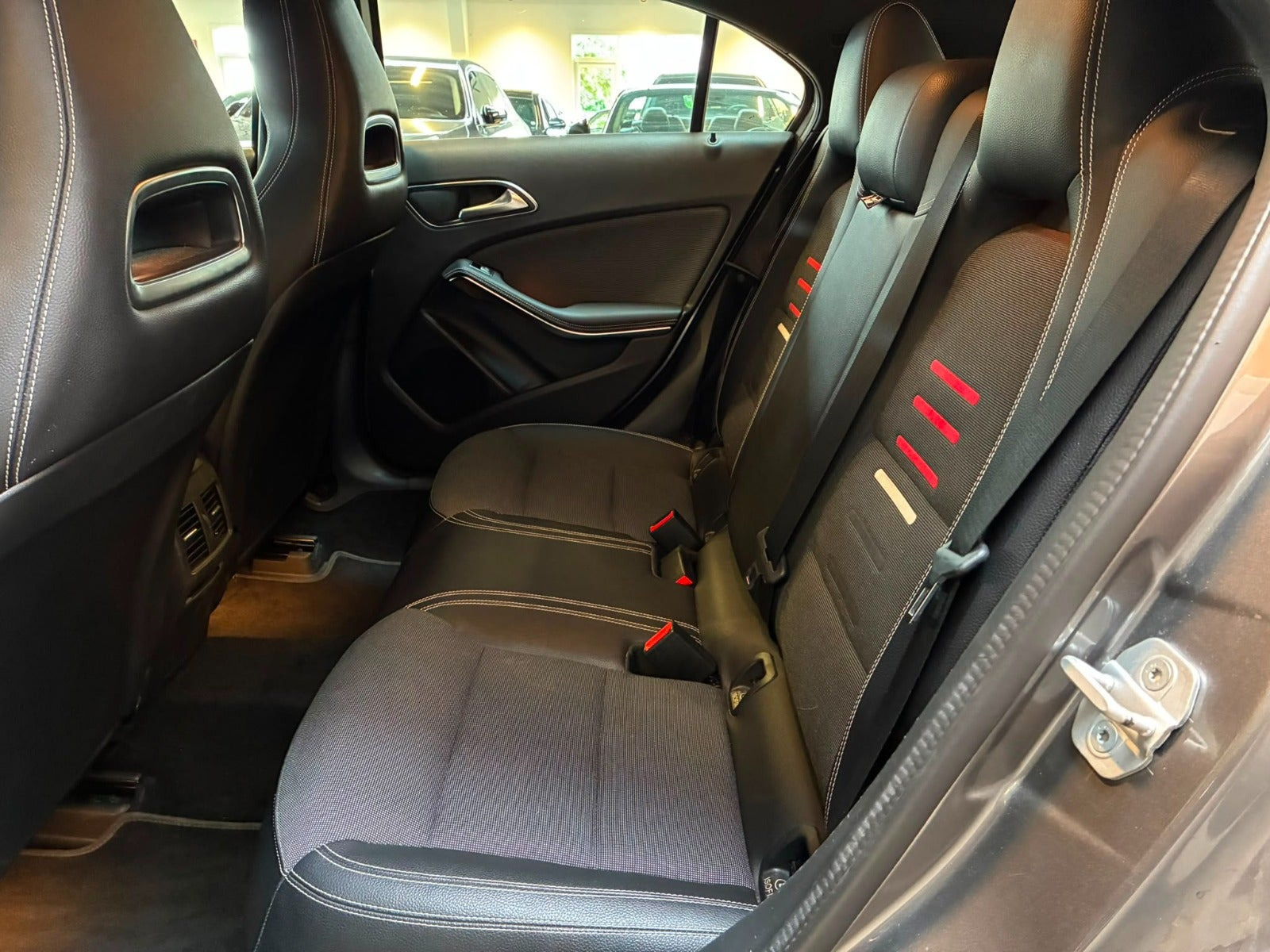 Sølv Mercedes A180 fra 2017