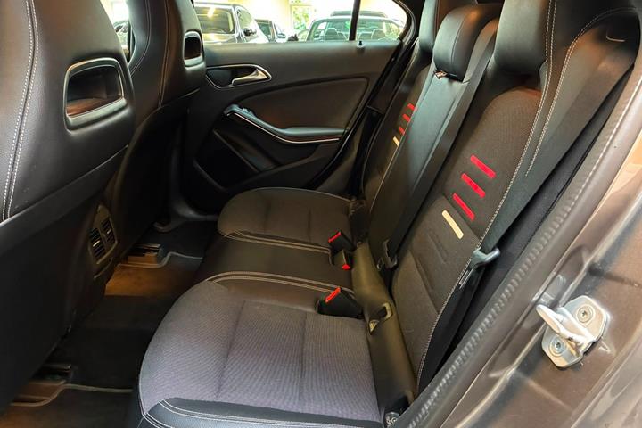 Sølv Mercedes A180 fra 2017